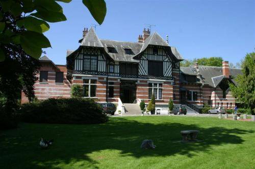 Hostellerie Des 3 Mousquetaires : Hotel proche de Norrent-Fontes