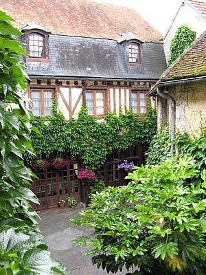 Logis Le Vieux Relais : Hotel proche de Châteauneuf-Val-de-Bargis