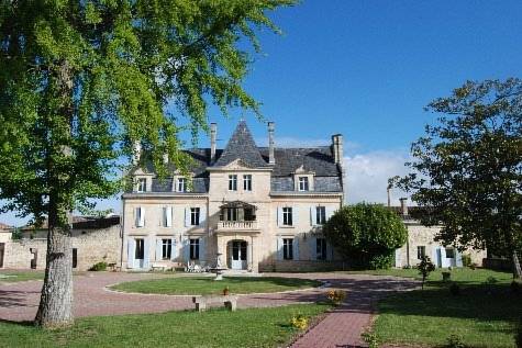 Relais du Château Julie : Chambres d'hotes/B&B proche de Bussac-Forêt
