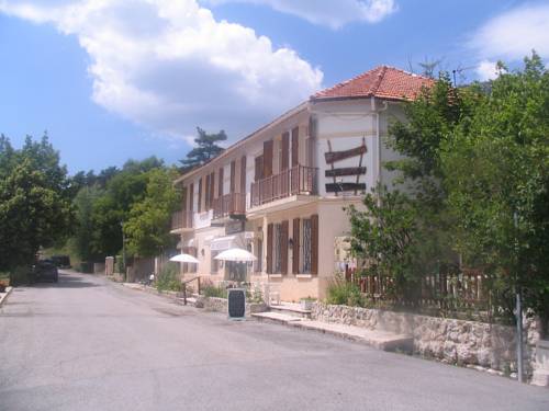Hôtel Auberge Les Merisiers : Hotel proche de Saint-Pierre