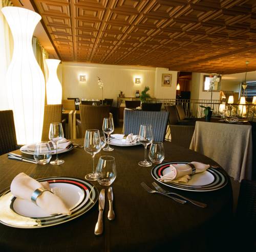 Inter-Hotel Au Pavillon Bleu : Hotel proche de Lésigny