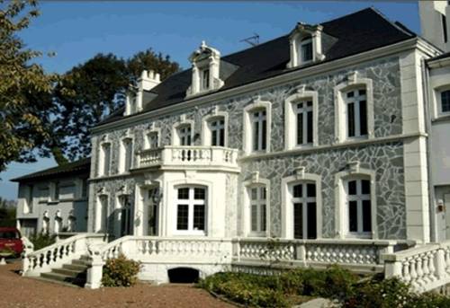 Hostellerie De Le Wast - Château Des Tourelles : Hotel proche de Bécourt