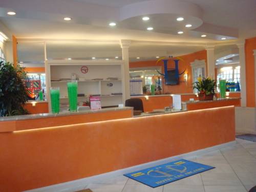 Hôtel Des Arcades : Hotel proche de Saint-Symphorien-de-Marmagne