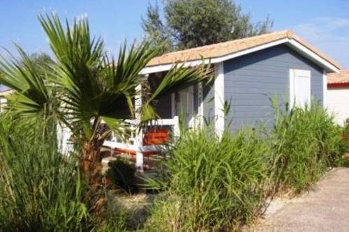 Camping Hameau Des Cannisses : Complexe proche de Fleury