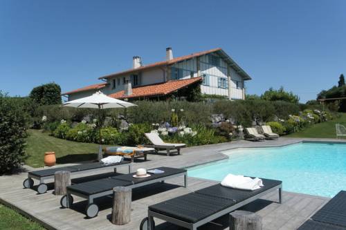 Les Volets Bleus : Chambres d'hotes/B&B proche de Villefranque