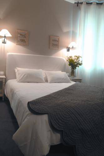 Hotel De Nemours : Hotel proche d'Aubigné