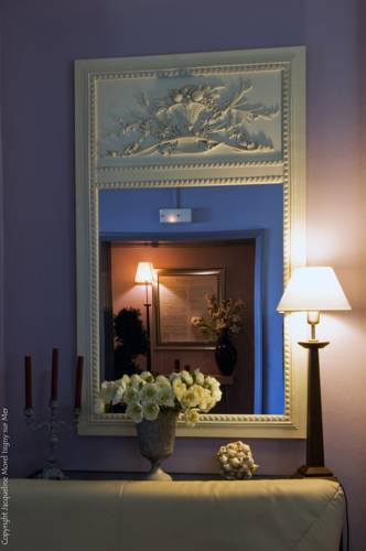 Hôtel Le Duguesclin : Hotel proche de Colombières