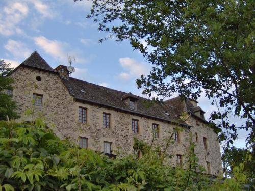 Le Manoir De La Fabrègues : Hotel proche de Saint-Symphorien-de-Thénières