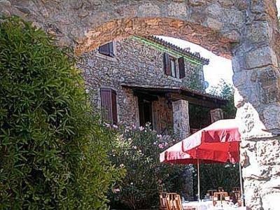 Logis Auberge Du Peras : Hotel proche de Peyrolles