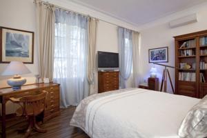 Chambres d'hotes/B&B Chateau Sainte Colombe : Chambre Double avec Lit d'Appoint - Vue sur Jardin