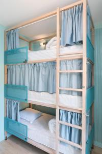 Auberge de jeunesse Hotel Ozz by Happyculture : Dortoir de 3 Lits avec Salle de Bains Privative
