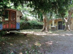 Hebergement Mas Baumelle : Chambre Double et Caravane Gitane Séparée avec Cuisine Extérieure et Terrasse Privées