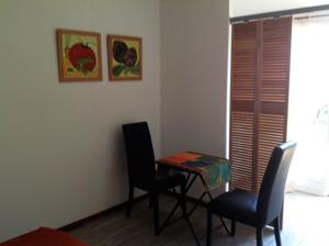 Hebergement Mas Baumelle : Studio avec Kitchenette Intérieure et Espace Extérieur Protégé Ombragé 