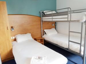 Best Hotel Caen Citis - Herouville-Saint-Clair : Chambre Triple Confort avec Douche
