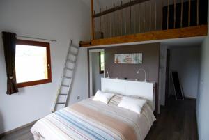 Chambres d'hotes/B&B Chambres d'Hotes des 2 Chenes : Chambre Double avec Baignoire et Balcon

