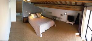 Chambres d'hotes/B&B Lunel Bien-etre : Chambre Triple avec Terrasse et Salle de Bains Commune