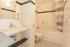 Logis Hotel Le Belvedere : Chambre Double avec Baignoire - Vue sur la Vieille Ville
