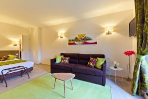 Hotel Logis La Charpenterie : Chambre Quadruple - Vue sur Montagnes