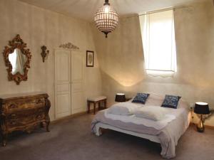 Hebergement Holiday Home Pont Saint Esprit with Fireplace 03 : photos des chambres