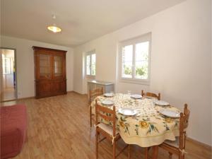 Hebergement Three-Bedroom Holiday Home in Bagard : photos des chambres