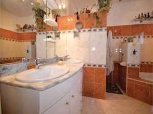 Hebergement Four-Bedroom Holiday Home in Uchaud : photos des chambres