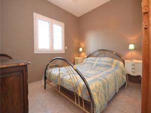 Hebergement Four-Bedroom Holiday Home in Milhaud : photos des chambres