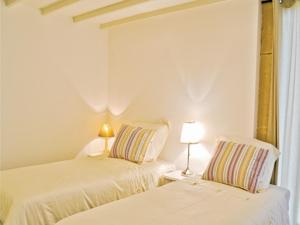 Hebergement Two-Bedroom Holiday Home in Pontcirq : photos des chambres