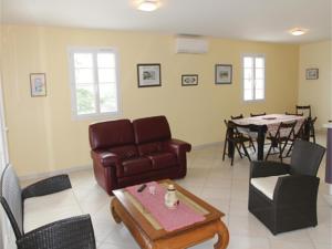 Hebergement Three-Bedroom Holiday Home in Lancon de Provence : photos des chambres