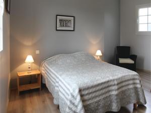 Hebergement Three-Bedroom Holiday Home in Lancon de Provence : photos des chambres