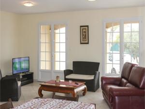 Hebergement Three-Bedroom Holiday Home in Lancon de Provence : photos des chambres