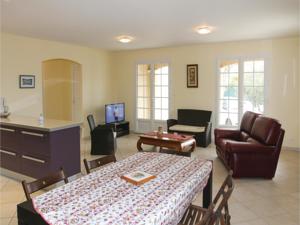 Hebergement Three-Bedroom Holiday Home in Lancon de Provence : photos des chambres