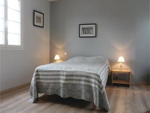 Hebergement Three-Bedroom Holiday Home in Lancon de Provence : photos des chambres