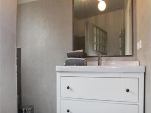Hebergement Three-Bedroom Holiday Home in Lancon de Provence : photos des chambres
