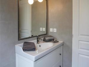 Hebergement Three-Bedroom Holiday Home in Lancon de Provence : photos des chambres