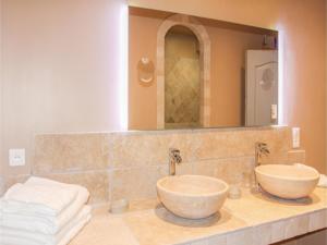 Hebergement Two-Bedroom Holiday Home in Lancon de Provence : photos des chambres