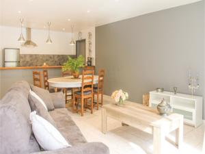 Hebergement Two-Bedroom Holiday Home in Lancon de Provence : photos des chambres