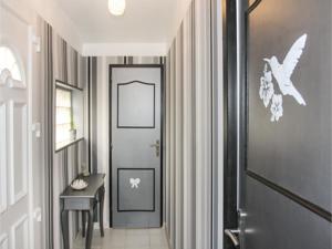 Hebergement Two-Bedroom Holiday Home in Lancon de Provence : photos des chambres