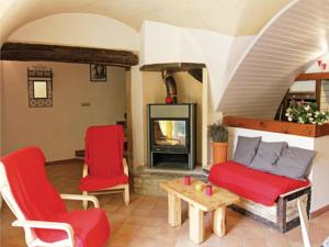 Hebergement Holiday Home Montjoux with Fireplace I : photos des chambres