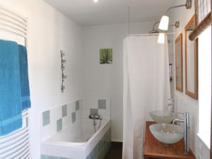 Hebergement Holiday Home Montelimar Nord with Fireplace XII : photos des chambres