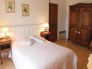 Hebergement Three-Bedroom Holiday Home in Eyguians : photos des chambres