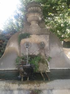 Hebergement Maison Sous les Platanes : photos des chambres