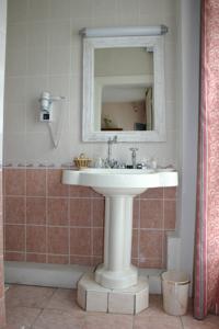 Chambres d'hotes/B&B Au Chateau Des Thermes : Chambre Double avec Douche