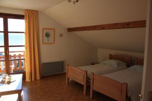 Hebergement Les Hauts du Lac : Chambre Lits Jumeaux - Vue sur Lac