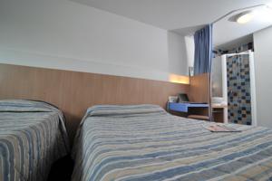 Hotel The Originals Millau Sud (ex P'tit-Dej Hotel) : Chambre Quadruple (2 Adultes + 2 Enfants)