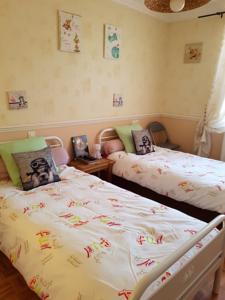 Chambres d'hotes/B&B L'Antre de Broceliande : Chambre Familiale avec Salle de Bains Commune