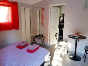 Hebergement Le Domaine d'Alezen : Chambre Double avec Terrasse Privée - Accès à la Cuisine d'Été Commune