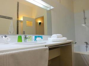 Chambres d'hotes/B&B Domaine des Forges de la Vache : Chambre Double ou Lits Jumeaux Confort - Vue sur Parc