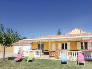 Hebergement Four-Bedroom Holiday Home in Mountboucher sur Jabro : photos des chambres