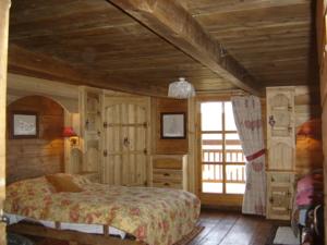 Hebergement Reine des Aravis - chalet isole : photos des chambres