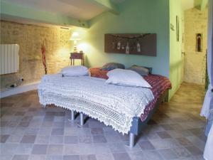 Hebergement One-Bedroom Holiday Home in Fontenille St.Martin : photos des chambres